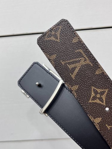 特 Lv Dimension 双面腰带将创意传承与华美街头风范共冶一炉，彰显创意总监 Pharrell Williams 的时尚远见。Monogram 帆布铺陈