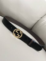 特 双面经典热压款 3.7双面腰带，一侧为Gucci Signature皮革，反面一侧为单色皮革。配以互扣式双G带扣