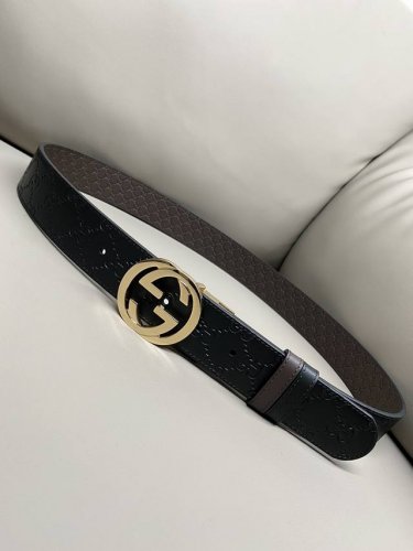 特 双面经典热压款 3.7双面腰带，一侧为Gucci Signature皮革，反面一侧为单色皮革。配以互扣式双G带扣