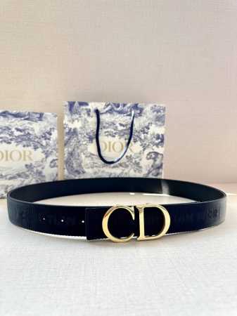 宽度3.5 Cm Dior 迪奥两面腰带款式迷人多样，采用多种材质精心打造，为各式廓形增添点睛之笔，彰显优雅醒目的气质。向迪奥钟爱的细节艺术致敬，彰显非凡的高雅 - 点击图像关闭