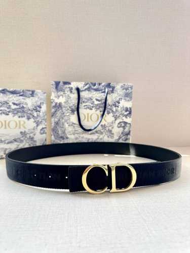 宽度3.5 Cm Dior 迪奥两面腰带款式迷人多样，采用多种材质精心打造，为各式廓形增添点睛之笔，彰显优雅醒目的气质。向迪奥钟爱的细节艺术致敬，彰显非凡的高雅