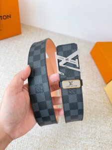 品名： Lv..路易..威登腰带皮带原单 型号：挂扣，经典纯钢材质挂扣，头层牛皮，图片实物拍摄 材料：头层牛皮，挂扣系列，纯钢材质扣头，钯镀电镀工艺永不掉色。原
