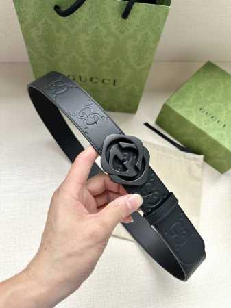 宽度3.8Cm Gucci 衔接品牌的过去和现在，以焕新方式继续演绎经典元素。这款黑色皮革腰带饰有Gg字母交织图案，以Gucci刻花呈现长方形搭扣开合设计。 G - 点击图像关闭