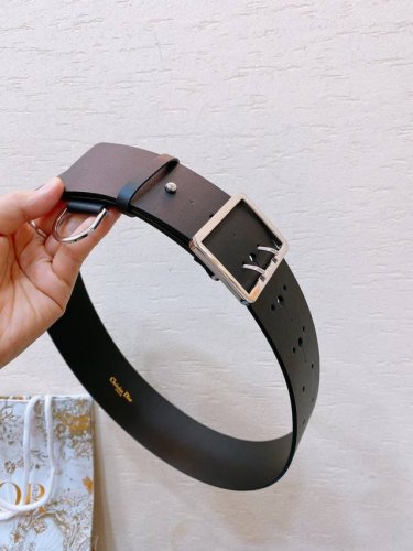 Dior 黄铜金属双针搭扣 、Cd扭钉，采用双面进口小牛皮精心打造 呈现绗缝效果 5.0Cm 码数75-100欧