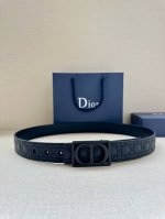 特 宽度3.5Cm Dior 这款腰带巧妙融合优雅与时尚，彰显 Dior 的精湛工艺。采用头层牛皮精心制作，饰以 Kumo 藤格纹，以全新方式呈现经典图案。腰带