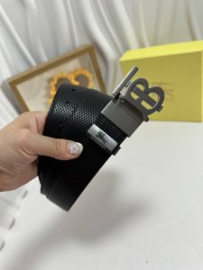 品名：巴宝莉 原单 材质：原单牛皮腰带 百分百头层牛皮腰带保证真皮，24K纯钢扣，专柜原单品质、做工精细，时尚大牌，送人自用首选 包装： 请认准如图专柜包装赠送