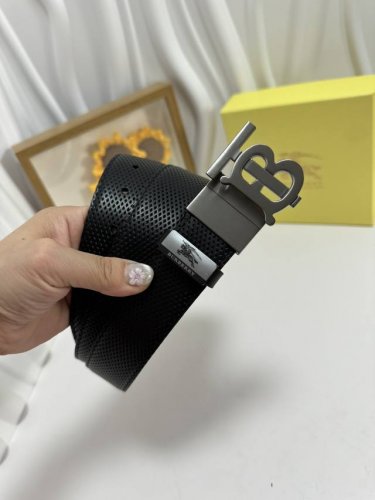 品名：巴宝莉 原单 材质：原单牛皮腰带 百分百头层牛皮腰带保证真皮，24K纯钢扣，专柜原单品质、做工精细，时尚大牌，送人自用首选 包装： 请认准如图专柜包装赠送