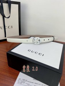 宽度2.0Cm G U C C I 此细款腰带用采光头小层牛皮 精制而成，配以金 银 枪色双g带扣。