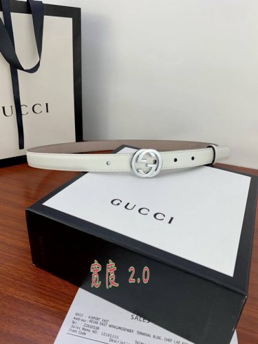 宽度2.0Cm G U C C I 此细款腰带用采光头小层牛皮 精制而成，配以金 银 枪色双g带扣。