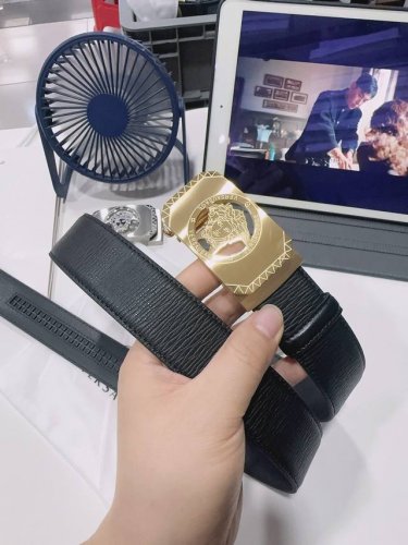 特 Versace 范思哲 经典蛇妖美杜莎人头搭配希腊复古回纹压花带身 双面头层、采用精挑细选进口顶级牛皮，做工精致与专柜1:1品质！商务既有时尚的男士腰带火爆