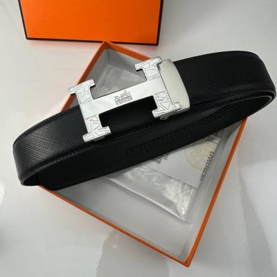 特 品牌：H新款进口3. 5自动扣头层小牛皮，手感细腻柔软。搭配纯钢自动精品钢扣，男士必备！宽度： 3.5Cm自动钢扣头层牛皮皮带