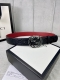 带宽4.0Cm Gucci 互扣式双G腰带，采用热压印技术的Gucci Signature皮革精制而成，巧妙搭配枣红色头层牛皮 触感厚实，印花图案清晰分明。五金