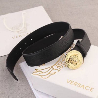 宽度4.0Cm 范思哲 此款十字纹腰带饰有标志性的versace美杜莎头像扣，彰显品牌格调。是一款精美的衣橱必备单品。
