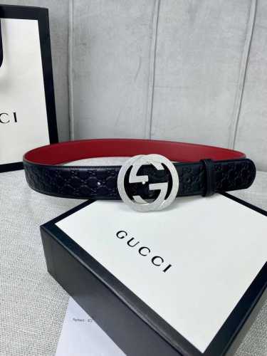 带宽4.0Cm Gucci 互扣式双G腰带，采用热压印技术的Gucci Signature皮革精制而成，巧妙搭配枣红色头层牛皮 触感厚实，印花图案清晰分明。五金