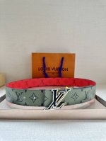 特 本款 4.0宽 Lv Initials 双面腰带展现经典Monogram 帆布的缤纷演绎，以 Lv 字母搭扣彰显瞩目风范，可为经典或休闲造型注入摩登新意