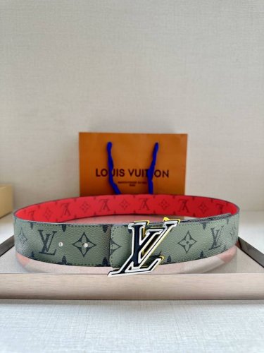 特 本款 4.0宽 Lv Initials 双面腰带展现经典Monogram 帆布的缤纷演绎，以 Lv 字母搭扣彰显瞩目风范，可为经典或休闲造型注入摩登新意