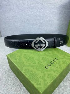 宽度4.0Cm Gucci 互扣式双G带扣腰带，采用热压印技术的Gucci Signature蓝色皮革精制而成，触感厚实，印花图案清晰分明。 DDD