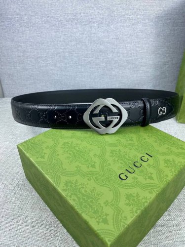 宽度4.0Cm Gucci 互扣式双G带扣腰带，采用热压印技术的Gucci Signature蓝色皮革精制而成，触感厚实，印花图案清晰分明。 DDD