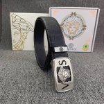 品名：Versace.范思哲 材质：原单牛皮腰带 百分百头层牛皮腰带保证真皮，24K纯钢扣，专柜原单品质、做工精细，时尚大牌，送人自用首选 包装： 请认准如图专