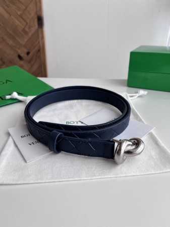 Bv 2025最新款女士编织腰带 纯手工Intreccio大格子编织 双面意大利小牛皮搭配绳结设计微复古银色搭扣 可活动皮环 皮带宽度2Cm 颜色: 太空蓝 - 点击图像关闭