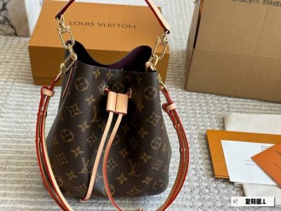 Lv一秒Get神仙姐姐同款V Lv Speedy Nano T+从时尚角度.上说它符合大家的审美，既轻便耐用又超级能装极简的包身适合各种年龄.段。Nano界的一
