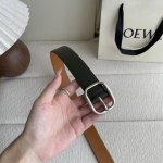 特 Loewe新款柔软粒面牛皮革腰带，圆形搭扣，3.2Cm宽，五孔调节，镌刻Loewe标志。颜色：苔原绿色 银扣