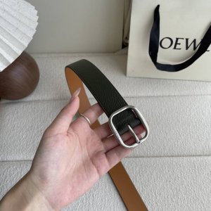 特 Loewe新款柔软粒面牛皮革腰带，圆形搭扣，3.2Cm宽，五孔调节，镌刻Loewe标志。颜色：苔原绿色 银扣