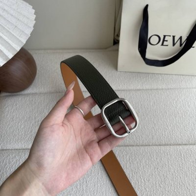 特 Loewe新款柔软粒面牛皮革腰带，圆形搭扣，3.2Cm宽，五孔调节，镌刻Loewe标志。颜色：苔原绿色 银扣