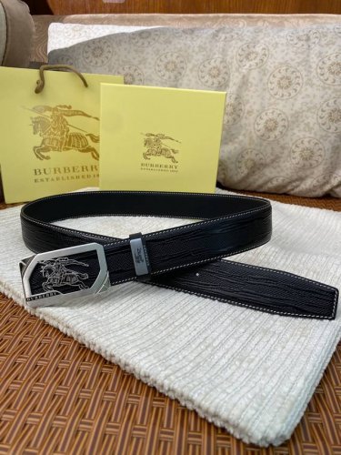 品名：巴宝莉C原单 材质：原单牛皮腰带 百分百头层牛皮腰带保证真皮，24K纯钢扣，专柜原单品质、做工精细，时尚大牌，送人自用首选 包装： 请认准如图专柜包装赠送