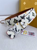品名： Lv..路易..威登腰带皮带原单 型号：挂扣，经典纯钢材质面字母挂扣，头层牛皮，图片实物拍摄 材料：头层牛皮，挂扣系列，纯钢材质扣头，钯镀电镀工艺永不掉