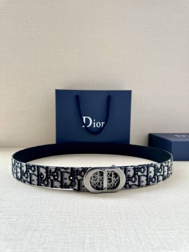 Dior 这款金属覆层黄铜腰带扣是春秋系列新品，展示 Cd Icon 标志和 Oblique Cosmo 图案，致敬 Dior 的经典图案。可与各式 35 毫米