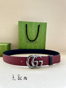 宽度4.0Cm Gucci系列，品牌标志性的双G原单钢扣标识经重新诠释后，以光彩夺目的金色调呈现在这款手掌纹腰带上。