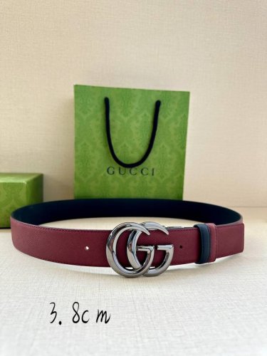 宽度4.0Cm Gucci系列，品牌标志性的双G原单钢扣标识经重新诠释后，以光彩夺目的金色调呈现在这款手掌纹腰带上。