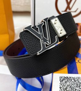 皮带：Lv.路易威登顶级复刻- 腰带：原单品质百分百进口原厂头层牛皮，保证真皮。雕花镂空设计浮雕工艺.真空电镀.永不掉色.24K纯钢扣头层小牛皮荔枝纹双面可用专