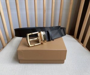 burberry 巴宝莉 原单面料，宽3.4Cm 内衬头层小牛皮底.搭配原单旋转扣头，原单皮料定制，高端奢华，时尚百搭