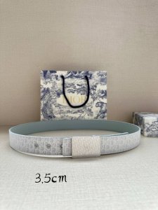 Dior 这款 35 毫米双面腰带结合典雅气质与摩登风范。双面设计，一面采用oblique 印花帆布，另一面则采用同色调粒面牛皮。长度可调节，可搭配各式 35