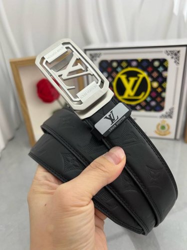 品名：Lv..路易..威登自动带 材质：原单牛皮腰带 百分百头层牛皮腰带保证真皮，24K纯钢扣，专柜原单品质、做工精细，时尚大牌，送人自用首选 包装： 请认准如