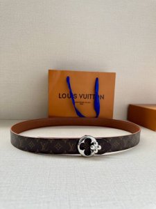 3.0宽lv Flowergram Round 双面腰带以新颖视角解读路易威登经典元素，令圆瓣 Monogram 花卉化为瞩目金属搭扣。Monogram Emp