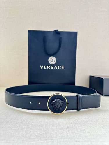 宽度4.0Cm Versace 范思哲 此款柔软的皮带饰3D美杜莎腰带扣，可搭配正装或休闲牛仔装。