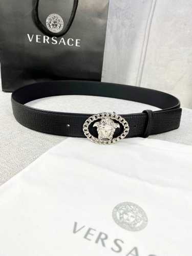 宽度4.0Cm V E R S A C E 范思哲 这款万象纹柔软头层皮饰带搭配一枚椭圆链条美杜莎带扣。本季标志性的Versace饰件点缀其上