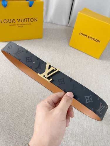 特P200 Lv：Louisvuitton男士4.0双面腰带，一面为黑色胎牛皮头层丝绸5D彩印老花，另一面为土黄色荟萃纹牛皮头层皮，可拆卸字母刻花精品搭扣，双面