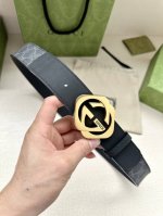 宽度4.0Cm Gucci 这款腰带在品牌系列中惊艳亮相，采用以经典颜色 乌木色组合呈现的品牌双G字母交织图案，与选用头层牛皮材质相得益彰。双色五金效果，突显时