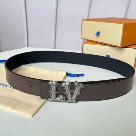 特 片裝1 寬：40Mm 驢家當季新品 雙面均可使用 雙面為柔軟的十字紋小牛皮製作 全新字母竹節紋搭扣設計與腰帶搭配相呼應 成為獨特的亮眼之作！ - 点击图像关闭