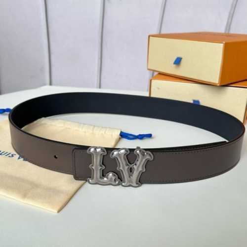 特 片裝1 寬：40Mm 驢家當季新品 雙面均可使用 雙面為柔軟的十字紋小牛皮製作 全新字母竹節紋搭扣設計與腰帶搭配相呼應 成為獨特的亮眼之作！