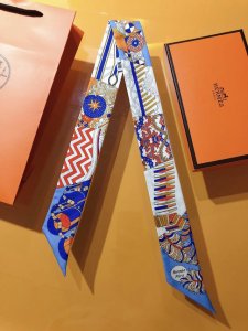 Phms2239 爱马仕 从洋伞到对决 丝带 以多维元素为灵感，呈现设计出丰富多样的创作题材。细腻的植物花草、纸牌游戏、马赛克和多元几何图形交叠，形成不同的风格