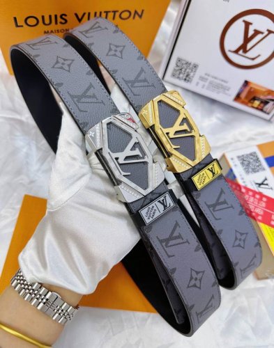 皮带：Lv..路易..威登顶级复刻. 腰带：原单品质百分百头层牛皮，保证真皮。镶嵌颗颗饱满钻石镶钻工艺.真空电镀.永不掉色.24K实心纯钢扣头层小牛皮灰
