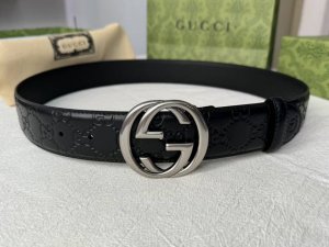 原单品质 Gucci 古驰男款互锁G金属扣腰带，采用热压技术的Gucci Signature真皮精制而成，触感厚实，印花图案清晰分明。4厘米 65637200
