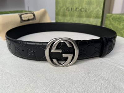 原单品质 Gucci 古驰男款互锁G金属扣腰带，采用热压技术的Gucci Signature真皮精制而成，触感厚实，印花图案清晰分明。4厘米 65637200