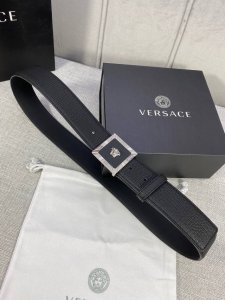 宽度：4.0Cm 范思哲 此腰带饰有标志性的Versace美杜莎头像扣，彰显品牌格调。是一款精美的衣橱必备单品。