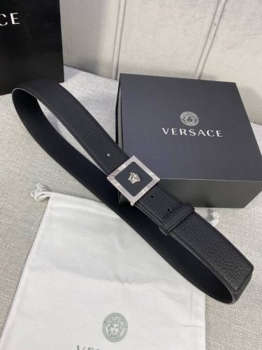 宽度：4.0Cm 范思哲 此腰带饰有标志性的Versace美杜莎头像扣，彰显品牌格调。是一款精美的衣橱必备单品。